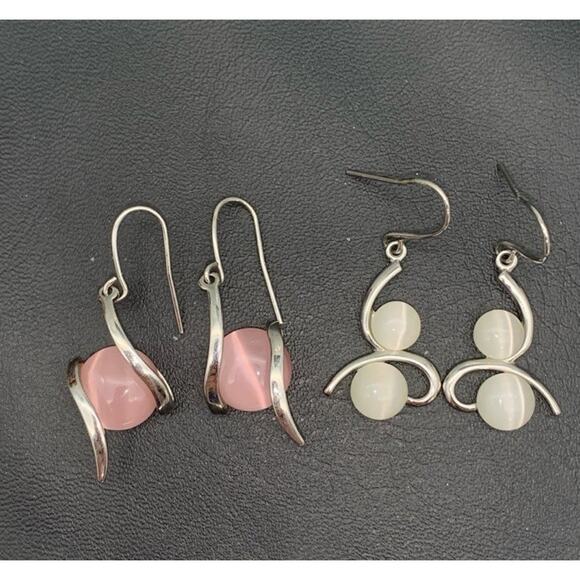 Lot Of 2 Pairs Of Silver Tone Modernist Pink & White Cats Eye Cabochon Earrings - Picture 3 of 4